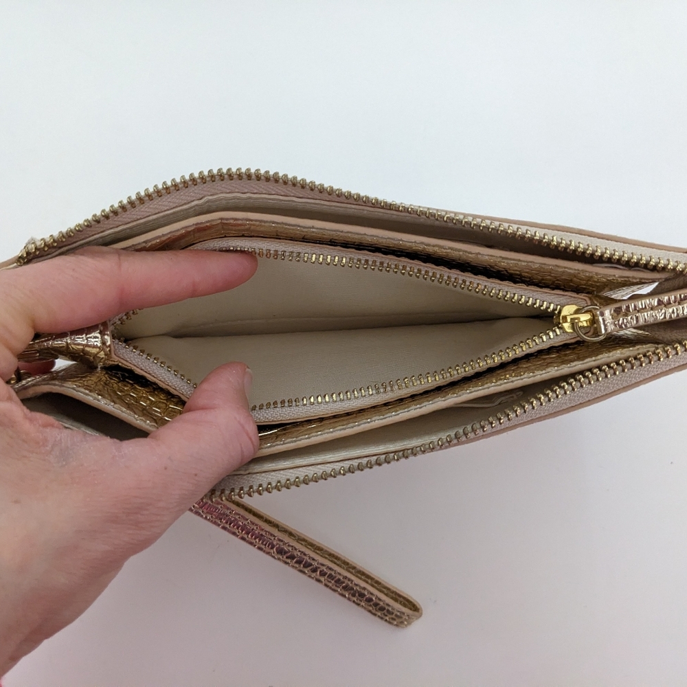 Lilly Pulitzer Gold Wristlet Wallet - BEAUTIFUL! - Picture 16 of 16